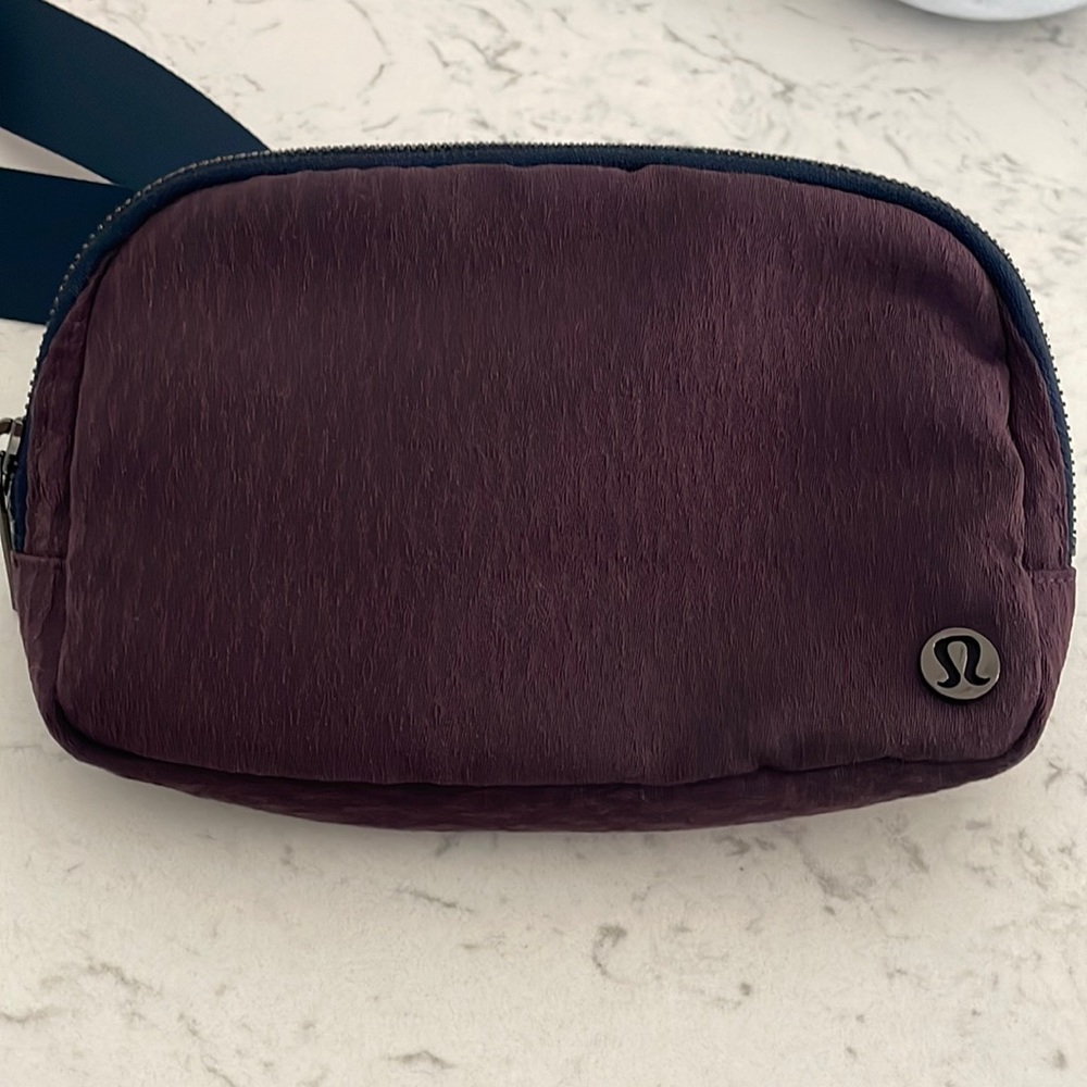 🌴🌼LULULEMON- EVERYWHERE BELT BAG🌼🌴